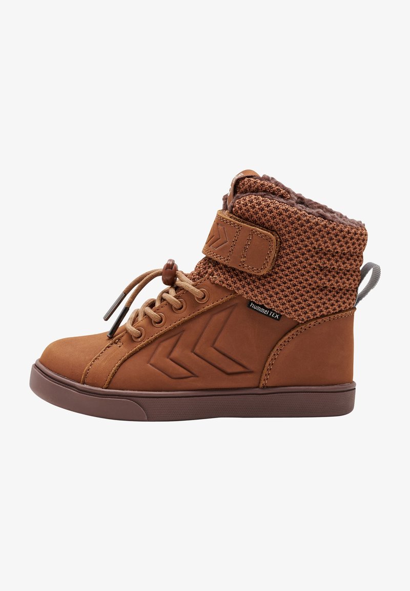 Baskets montantes marron avec col rembourré en maille, sangle velcro, lacets et languette, marquées avec une étiquette hummel TEX sur le côté.