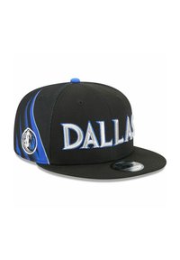 Schwarze Snapback-Kappe mit gesticktem "DALLAS" in Blau und Weiß, mit blauen Akzentstreifen und einem Teamlogo an der Seite.