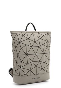 Obdélníkový batoh z světle šedého syntetického materiálu s geometrickým trojúhelníkovým vzorem v černé barvě. Má horní rukojeť a nastavitelný popruh.