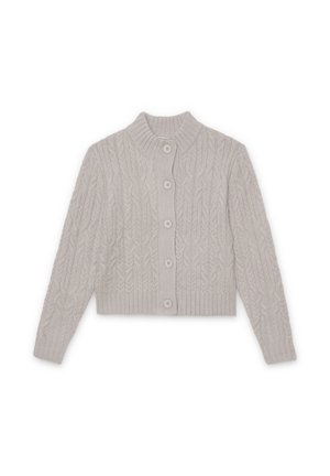 Cárdigan de punto de cable gris claro, de longitud recortada, con dobladillo y cuello acanalados, y seis botones redondos en la parte delantera.