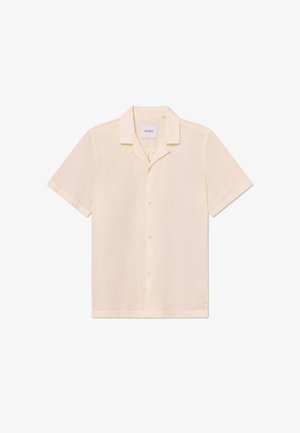 Krátky rukáv svetlo béžová košeľa s jemným vyšívaným vzorom pozdĺž gombíkov a rukávov, vyrobená z ľahkej tkaniny.
