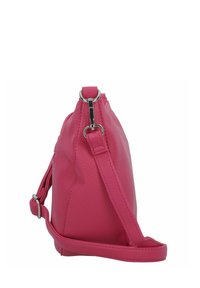 Borsa a tracolla in pelle rosa con superficie testurizzata, vista laterale, cinturino regolabile e dettagli in metallo argentato.