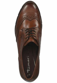 Hnědé kožené společenské boty s wingtip designem, dekorativními perforacemi a černým šněrováním. Hladký povrch a zaoblený tvar špičky.