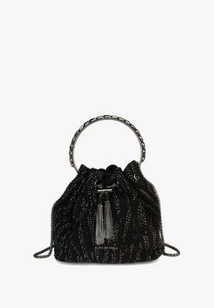 Czarna zamszowa torba typu bucket z teksturowanymi falistymi wzorami, obszywana srebrnym łańcuszkiem, metalowymi frędzlami oraz okrągłymi akcentami z metalowymi elementami na górze.