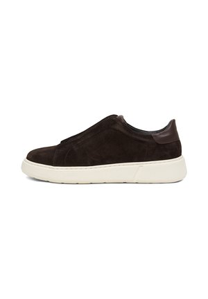Dunkelbrauner Slip-On-Sneaker aus Wildleder mit weißer Gummisohle und Lederakzent an der Ferse, seitlich auf weißem Hintergrund dargestellt.