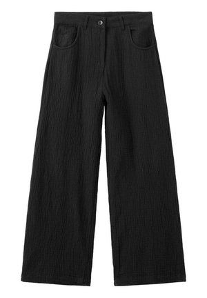 Pantalones negros de pierna ancha con botón frontal, cierre de cremallera y bolsillos delanteros hechos de tela texturizada.