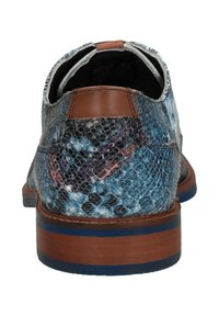 Heren schoen met een blauwe, gestructureerde slangprint bovenkant, bruine leren accenten en een houtachtige zool met een blauwe streep.