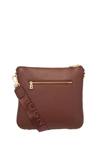 Hnědá kožená crossbody taška s texturovaným povrchem, zlatým zipem a logovým popruhem. Vnější zipová kapsa a nastavitelný popruh pro pohodlí.