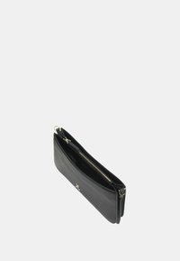 Borsa a mano nera in pelle con una superficie liscia, forma rettangolare e una cerniera dorata, con un piccolo logo decorativo sulla parte frontale.