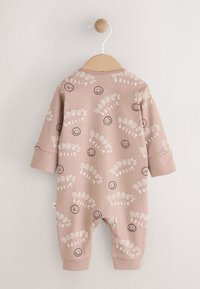 Hellrosa gerippter Baby-Overall mit weißem Text "DADDY's bestie" und Smiley-Gesichtern. Kurze Ärmel und elastische Bündchen.
