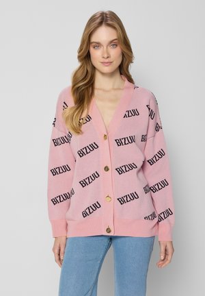 Roze cardigan met een V-hals, gouden knopen en een zwart "BIZUU" logo patroon. Gemaakt van een zachte, lichtgewicht stof met geribbelde manchetten.