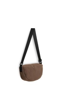 Borsa a tracolla marrone texture con ampia tracolla nera regolabile, appesa su sfondo bianco.