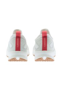 Weiße Sportschuhe mit beigen Sohlen, von hinten betrachtet, mit roten Zuglaschen an der Ferse mit "LOWA"-Markenlogo.