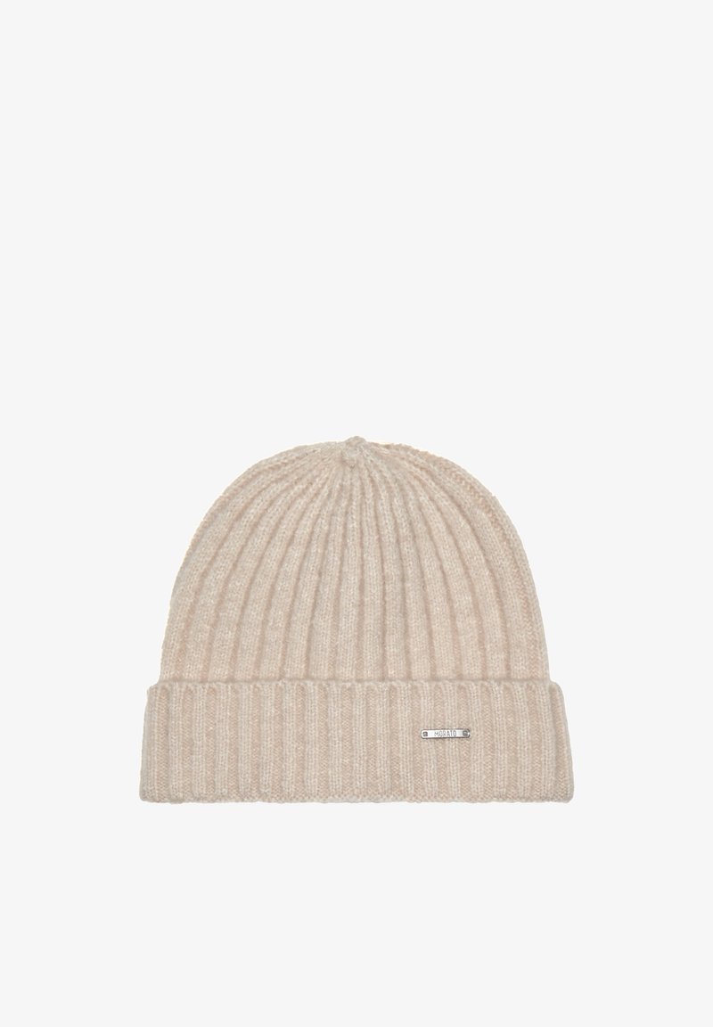 Gorro beige tejido a punto canalé con puño doblado y pequeña etiqueta metálica de la marca en el centro frontal del puño.