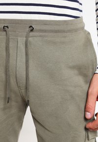 Urban Classics CARGO  - Treniņtērpa apakšdaļas - olive