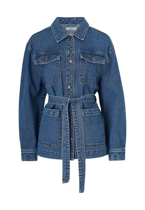 Veste en denim bleu foncé avec une taille ceinturée, un devant à boutons, deux poches poitrine et un col. Offre des manches longues et un léger vieillissement.