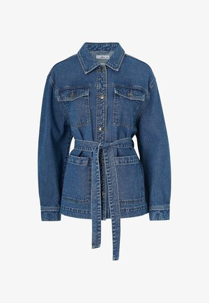 Giacca in denim blu scuro con vita regolabile, chiusura a bottoni, due tasche sul petto e colletto. Presenta maniche lunghe e una leggera usura.