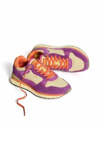 Zapatillas púrpuras y beige hechas de ante y malla, con cordones y acentos naranjas, suela de goma y detalle de logo en el costado.