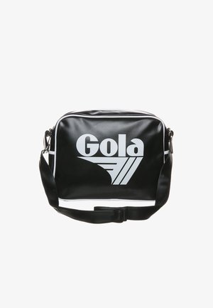 Bolso de hombro rectangular negro con logotipo y diseño blanco de "Gola" en el frente, correa negra ajustable y ribete blanco a lo largo de los bordes.