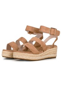 Sandali wedge in suede marrone con più cinture incrociate e una cinghia alla caviglia con fibbia. I dettagli in corda di juta circondano la piattaforma imbottita.
