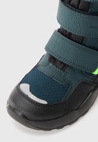Turkusowe i czarne sneakersy z teksturowanej syntetycznej cholewki, z siateczkowymi akcentami, regulowanymi rzepami Velcro oraz wzmocnionym noskiem.