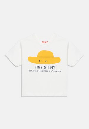 T-shirt blanc à manches courtes avec illustration d'un chapeau à large bord jaune et texte « TINY & TINY services de jardinage et d'entretien » en français.