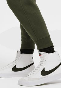 Nike Sportswear SPORTSWEAR CLUB FLEECE - Fato de treino - khaki