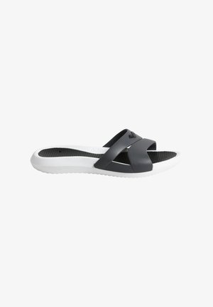 Sandale diapositive noire et blanche avec un design à brides croisées, une semelle intérieure texturée et une semelle en caoutchouc pour l'adhérence. Fini lisse et matériau flexible.