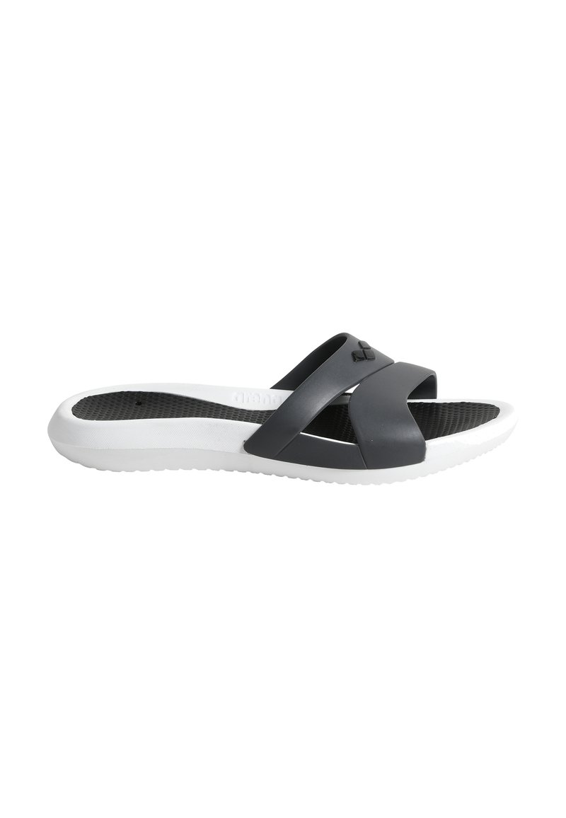 Svart och vit slidesandaler med korskonstruktion, texturerad fotsula och gummisula för bra grepp. Slät yta och flexibelt material.