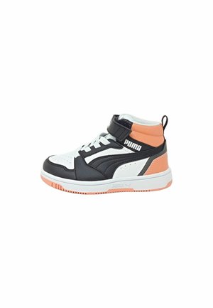 Sneaker alta nera, bianca e pesca con collo imbottito, lacci bianchi e cinturino in velcro; presenta un design testurizzato e suola in gomma.