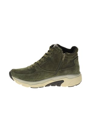 Groene suède enkelboot met een textuur oppervlakte, ronde neus, vetersluiting aan de voorkant en een zijrits. Dikke crèmekleurige en zwarte rubberen zool.