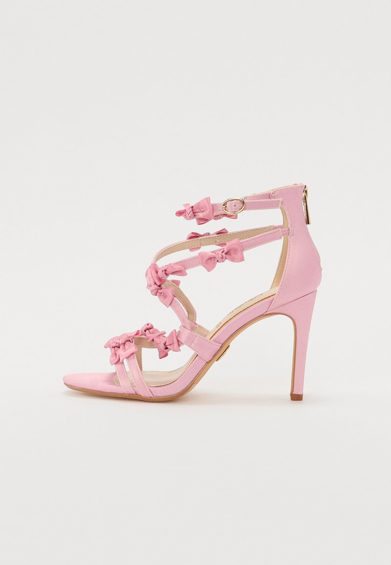 Sandálias de salto alto rosa com vários laços franzidos, tiras para os tornozelos e um salto stiletto esbelto. Material liso com um acabamento mate.