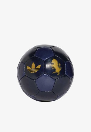 Pallone da calcio blu navy realizzato in materiale sintetico lucido, con loghi dorati di Adidas e di un leone. Visibile il motivo a pannelli esagonali.