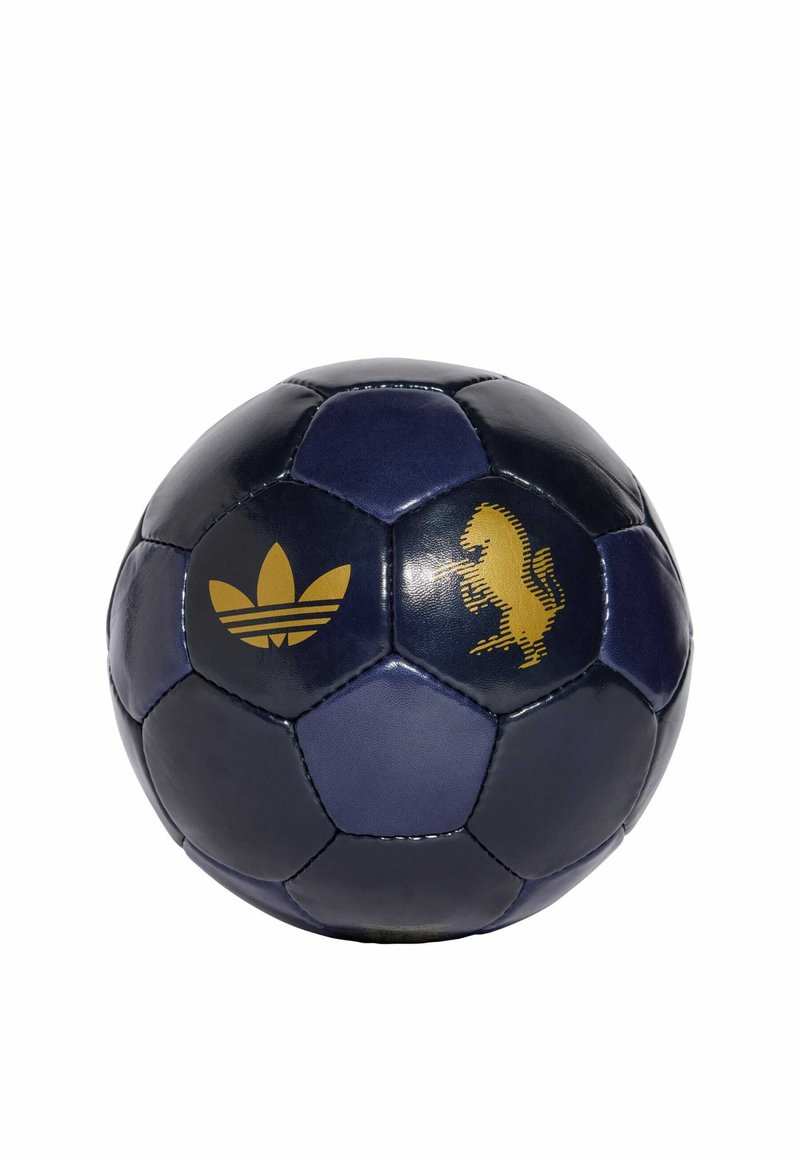 Pallone da calcio blu navy realizzato in materiale sintetico lucido, con loghi dorati di Adidas e di un leone. Visibile il motivo a pannelli esagonali.