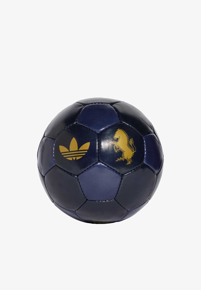 Pallone da calcio blu navy realizzato in materiale sintetico lucido, con loghi dorati di Adidas e di un leone. Visibile il motivo a pannelli esagonali.