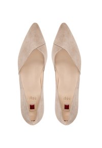 Beige Wildleder-Pumps mit spitzer Zehenpartie, ausgeschnittenen Seiten, strukturiertem Finish und einem roten Akzent nahe der Ferse. Glatte Innenauskleidung.