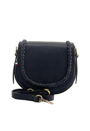 Schwarze Leder-Crossbody-Tasche mit geflochtenem Besatz, goldener Hardware, abnehmbarem Riemen und kleinem italienischem Flaggenanhänger am seitlichen Reißverschluss.