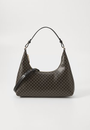 Borsa a tracolla in pelle nera con un motivo geometrico beige ripetuto, zip dorata e due strap regolabili su uno sfondo bianco.