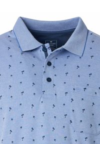 Jasnoniebieska koszulka polo z teksturowanej tkaniny, z kołnierzykiem, trzema ciemnymi guzikami i drobnym wzorem palm na przodzie.