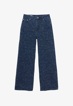 Sötétkék, bővöl legű farmernadrág, textúrált anyaggal, finom színeltérésekkel, öt zsebbel és elöl gombos záródással.