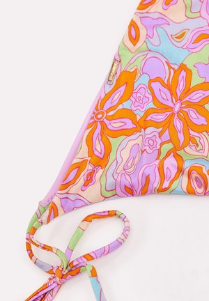 Driehoekige bikini top met roze, oranje en groene bloemenprint en verstelbaar strikkoord op een witte achtergrond.