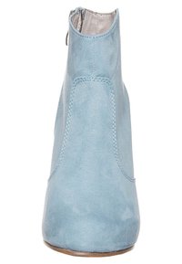 Světle modrá koženka na kotníku s hladkým povrchem, zakřiveným designem, detaily bočního prošití a zipem vzadu.