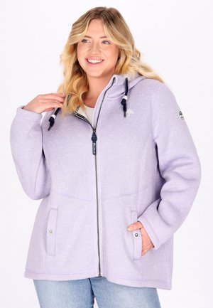 Lila fleece jas met een ritssluiting aan de voorkant, verstelbare capuchon en twee zijzakken. Heeft een gestructureerde stof en marineblauwe accenten.