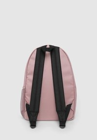 Zaino rosa con spallacci neri regolabili, realizzato in tessuto durevole, con superficie texturizzata e tasche laterali in rete.