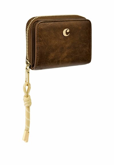 Braune, strukturiere Lederbrieftasche mit goldfarbenem Reißverschluss und Zipper, verziert mit einer geknoteten beigen Schnur und einem kleinen goldenen "C"-Emblem.