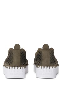 Scarpe slip-on verde oliva con tomaia a motivi, suole intermedie bianche testurizzate e un sottile anello sul retro per una facile vestibilità.