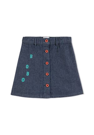 Jeansrock mit vertikalen weißen Streifen, fünf orangefarbenen Knöpfen an der Vorderseite und türkisfarbenen Buchstaben, die "BOBO" an der Seite spellens.