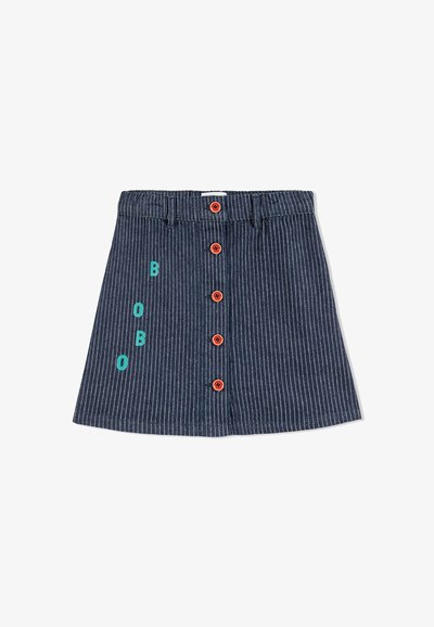 Farkkuhame, jossa on pystysuunnassa valkoisia raitoja, viisi oranssia nappia edessä ja turkoosi teksti "BOBO" sivussa.