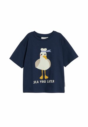Laivastonsininen lyhythihainen paita, jossa on sarjakuvatyylinen lokki kokkihattu päässään ja teksti "SEA YOU LATER" linnun alla.