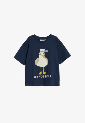 Marineblaues Kurzarmhemd mit einer Cartoon-Möwe, die einen Kochhut trägt, und dem Text „SEA YOU LATER“ unter dem Vogel.